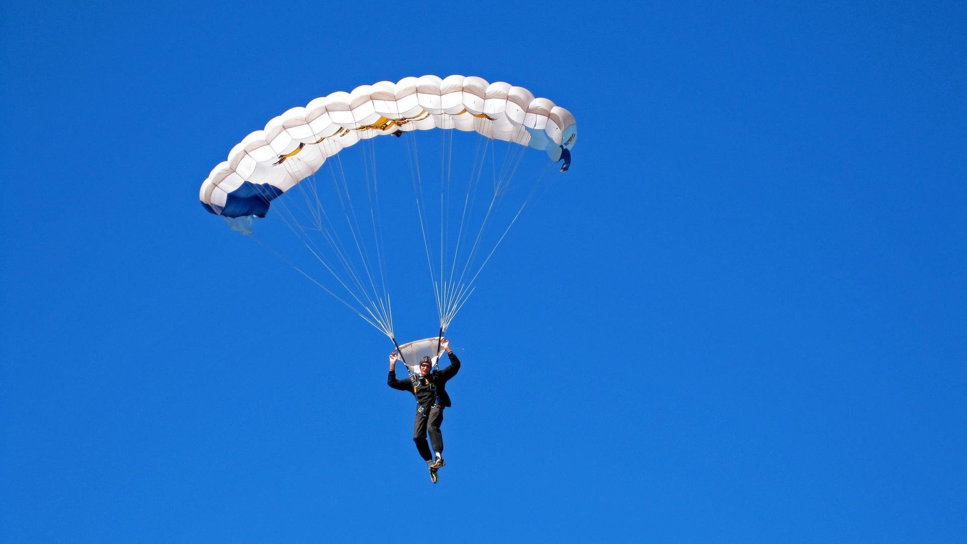 “青少年足球比赛引入AI裁判，提升公平公正”，青少年足球大赛